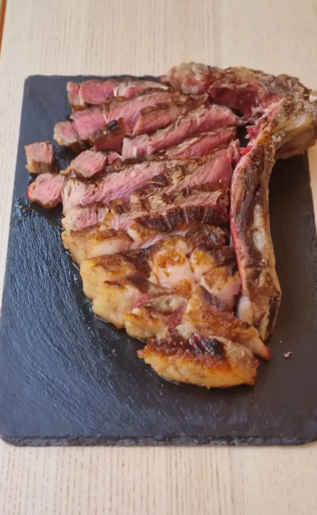 chuletón de Ávila a la brasa cortado en tiras, listo para servir