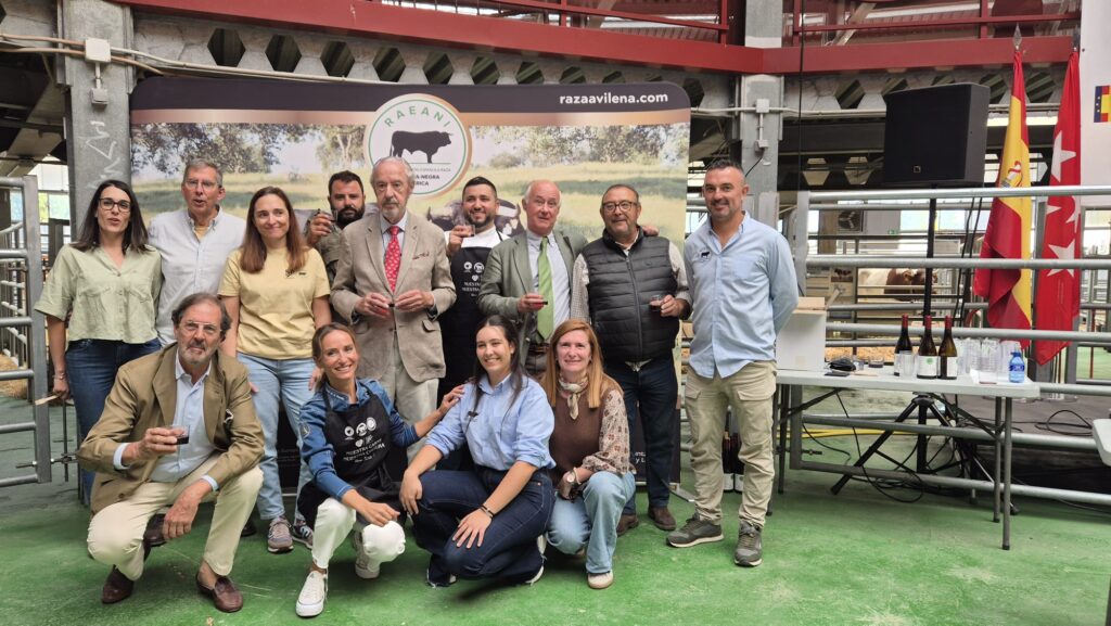 Equipo y ganaderos de la raza Avileña-Negra Ibérica en el stand de la Feria de Colmenar Viejo 2026