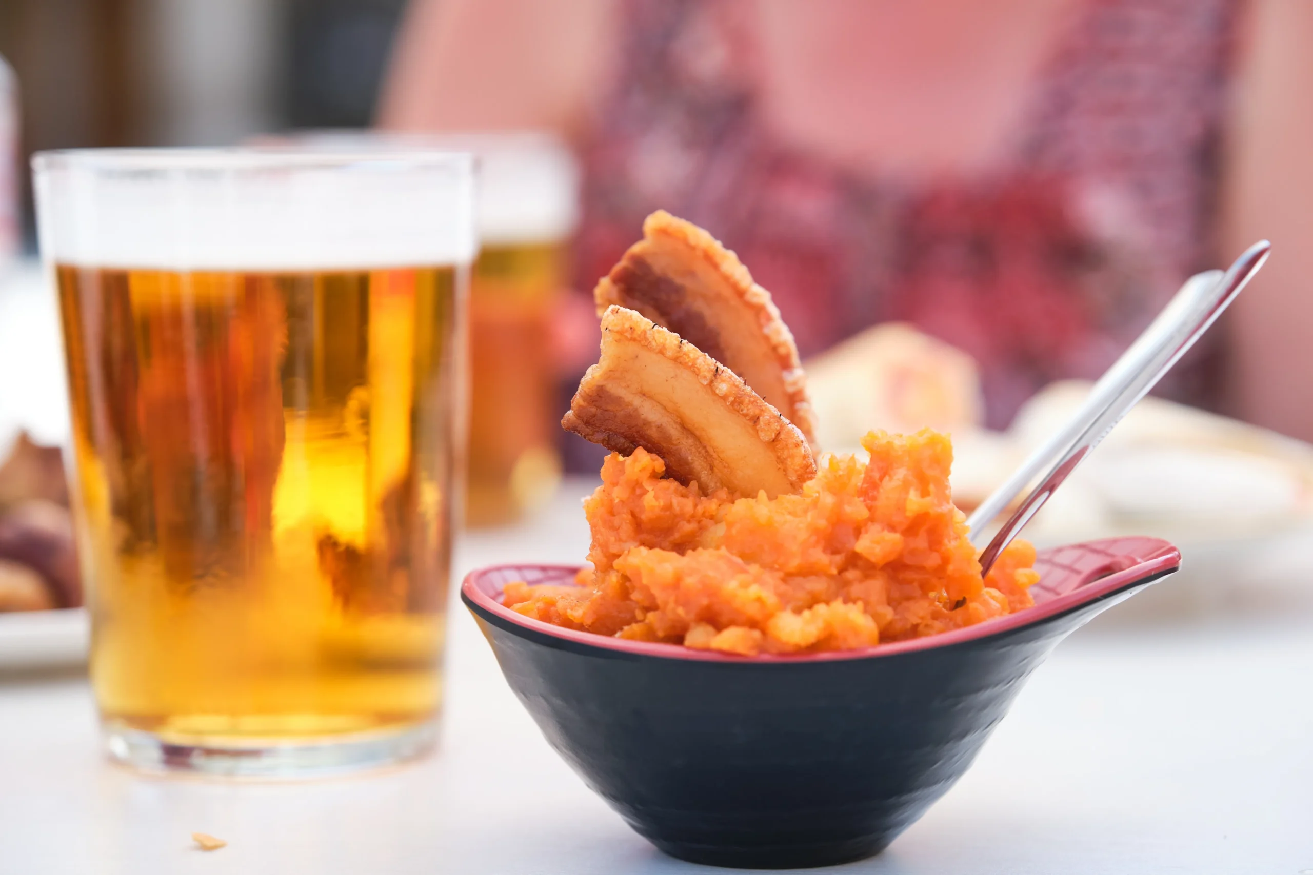 Comida típica de Ávila: patatas revolconas con torreznos