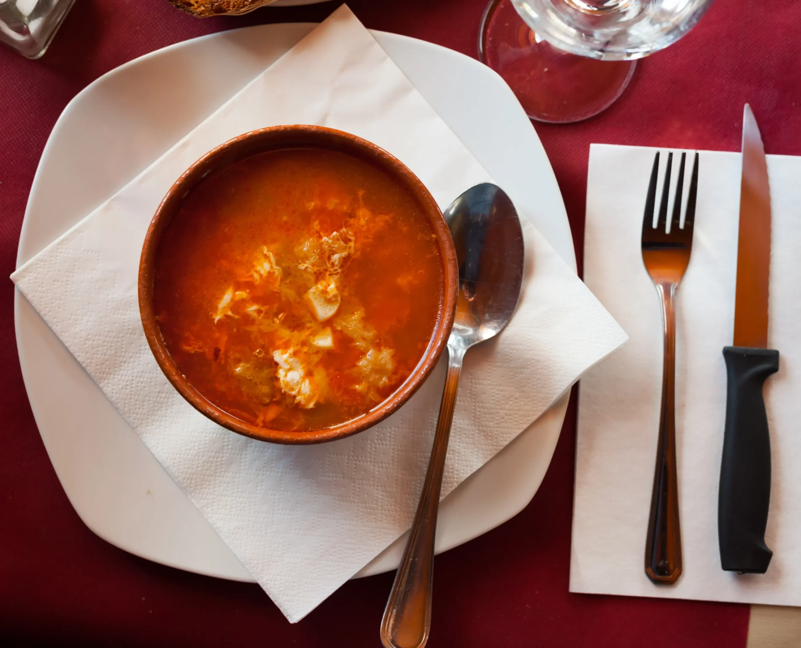 Qué comer en Ávila: sopa castellana en cazuela de barro
